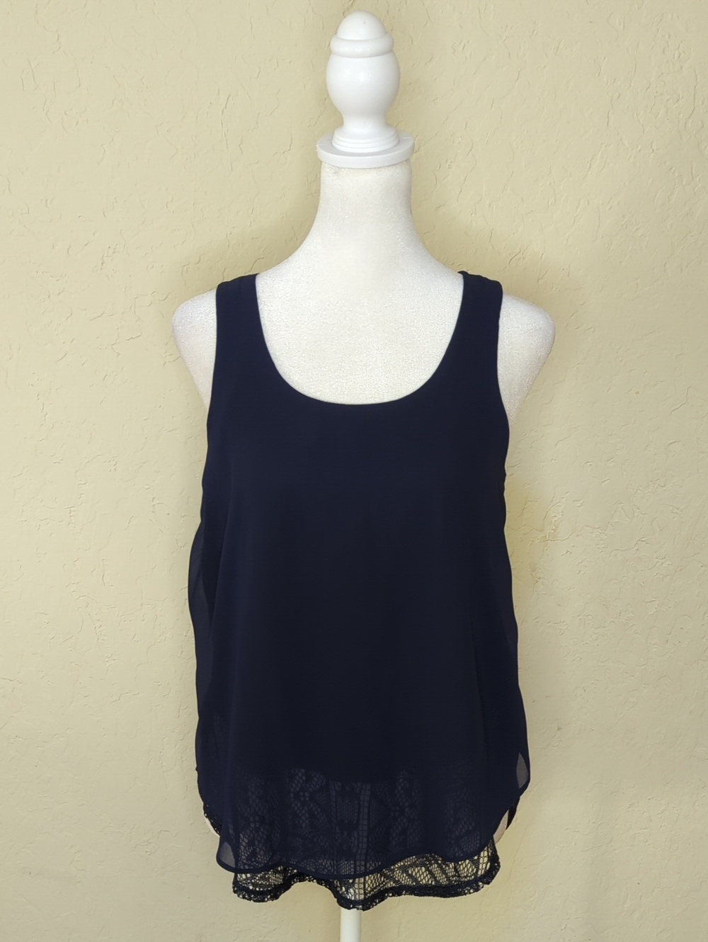 By & By Navy Sleeveless Scoop Neck Peeking Lace Trim Tank Top Size Small